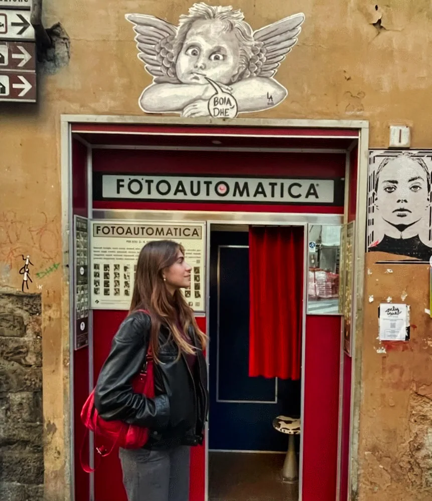 Monira vor einer Fotoautomatica in Italien
